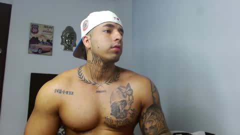 Snapshot of darius_phoenix chatting on October 13, 11:33 pm Darius Phoenix online show from October 13, 11:33 pm