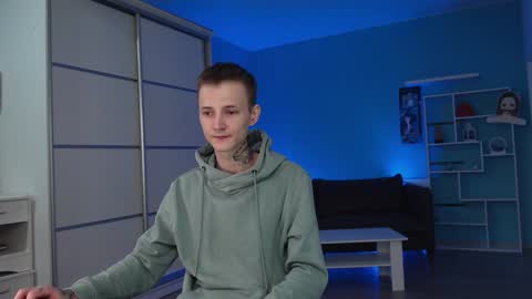 your lovely Oli online show from December 12, 2:11 pm