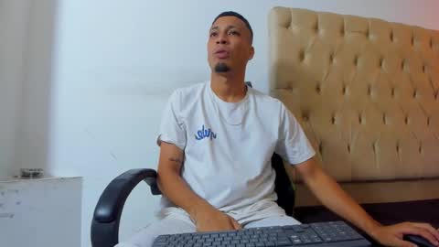 Snapshot of dave_skinnycum420 chatting on October 15, 7:38 am dave online show from October 15, 7:38 am