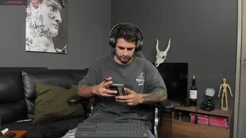 Snapshot of davevilboy chatting on December 6, 1:22 pm Daves online show from December 6, 1:22 pm