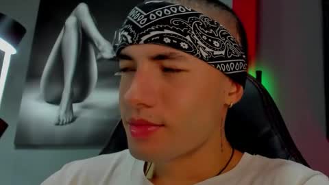 Snapshot of david_jons7 chatting on October 23, 3:43 am David Jons online show from October 23, 3:43 am