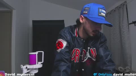 Snapshot of david_muller_ chatting on December 4, 11:35 pm David online show from December 4, 11:35 pm