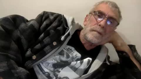 deanofflove221000 online show from April 23, 4:42 pm