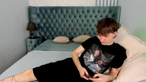 dearboyy_ online show from April 9, 7:47 am