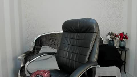 dearboyy_ online show from April 4, 9:17 am