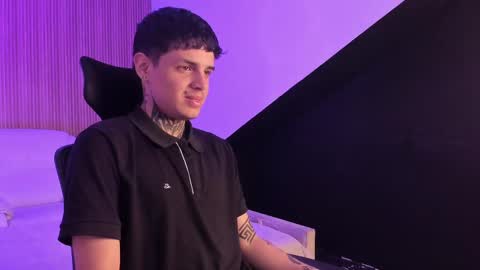 Snapshot of declan_fox chatting on October 13, 1:06 pm declan_fox online show from October 13, 1:06 pm