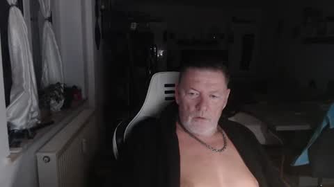 Snapshot of deinprinz2312 chatting on September 15, 2:25 am deinprinz2312 online show from September 15, 2:25 am