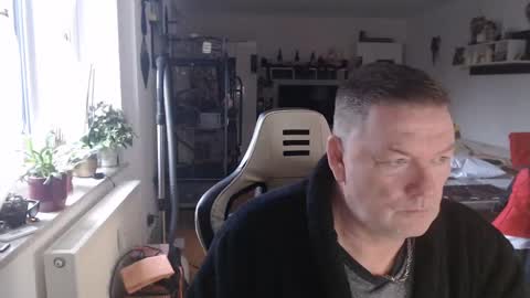 Snapshot of deinprinz2312 chatting on January 1, 8:24 am deinprinz2312 online show from January 1, 8:24 am