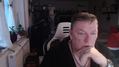 Snapshot of deinprinz2312 chatting on December 9, 7:17 am deinprinz2312 online show from December 9, 7:17 am