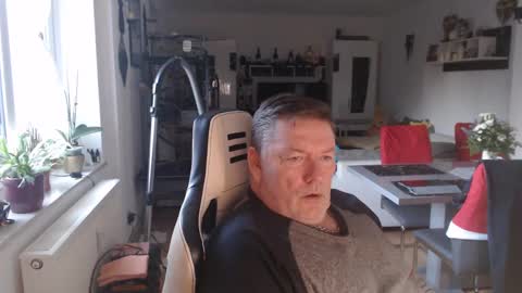 Snapshot of deinprinz2312 chatting on December 25, 7:46 am deinprinz2312 online show from December 25, 7:46 am