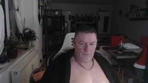Snapshot of deinprinz2312 chatting on January 2, 3:58 am deinprinz2312 online show from January 2, 3:58 am