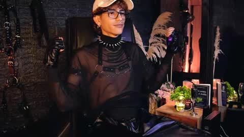 Snapshot of demonkush_ chatting on October 16, 9:06 am DemonKush online show from October 16, 9:06 am