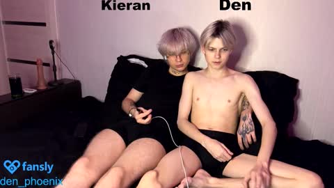 Snapshot of den_phoenix_ chatting on October 14, 9:33 pm Den Shorty online show from October 14, 9:33 pm