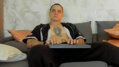 Snapshot of dennis_munera chatting on February 16, 11:38 am dennis munera online show from February 16, 11:38 am