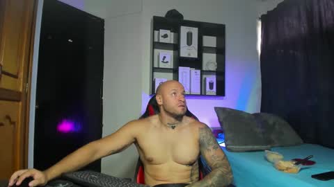 Snapshot of dereckgreen chatting on December 17, 7:04 pm dereckgreen online show from December 17, 7:04 pm