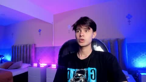 derek_sinn online show from April 21, 1:42 am