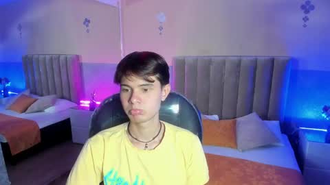 derek_sinn online show from April 25, 9:23 pm