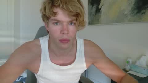 Snapshot of desaad_98 chatting on March 5, 10:00 am desaad_98 online show from March 5, 10:00 am