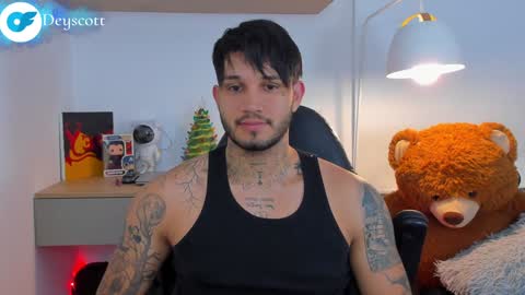 Snapshot of deymon_scott chatting on December 15, 1:35 am JULIAN online show from December 15, 1:35 am