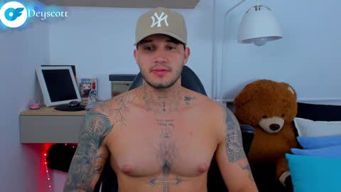 Snapshot of deymon_scott chatting on February 25, 1:20 am JULIAN online show from February 25, 1:20 am