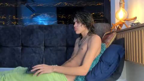 Snapshot of diamond_twink chatting on October 15, 3:47 am diamond_twink online show from October 15, 3:47 am