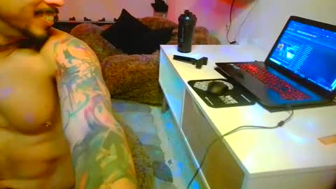 Snapshot of dickdamian_ chatting on December 14, 6:09 pm Damin online show from December 14, 6:09 pm