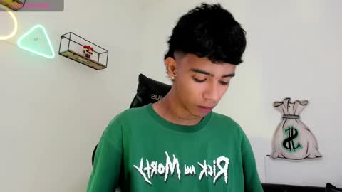 Snapshot of dikey_18 chatting on February 9, 8:34 pm dikey_18 online show from February 9, 8:34 pm