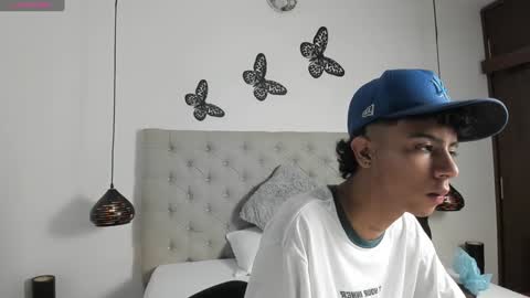 Snapshot of dikey_18 chatting on December 5, 8:23 pm dikey_18 online show from December 5, 8:23 pm