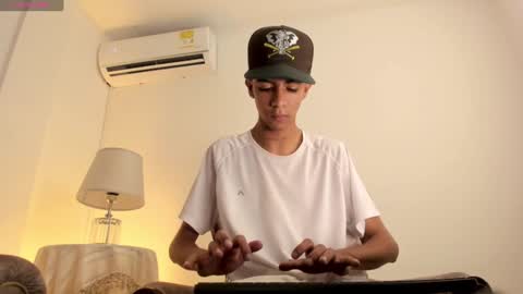 Snapshot of dikey_18 chatting on January 13, 8:15 pm dikey_18 online show from January 13, 8:15 pm