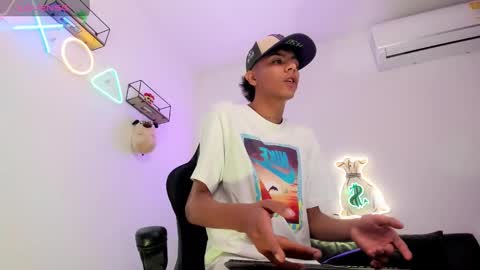 Snapshot of dikey_18 chatting on December 6, 9:02 pm dikey_18 online show from December 6, 9:02 pm