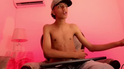 Snapshot of dikey_18 chatting on December 7, 9:00 pm dikey_18 online show from December 7, 9:00 pm