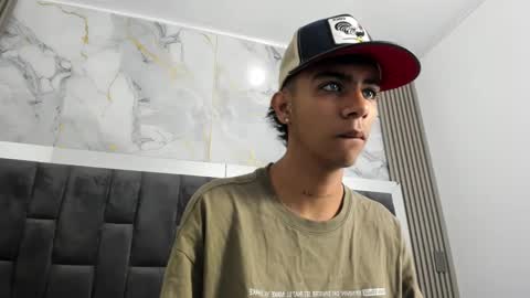 Snapshot of dikey_18 chatting on February 14, 8:37 pm dikey_18 online show from February 14, 8:37 pm