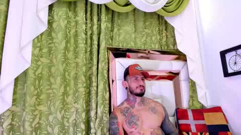 dilan_scootk_ online show from November 4, 7:15 pm