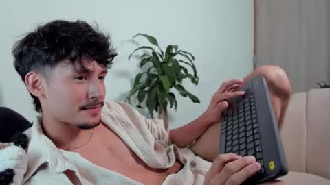 Snapshot of dimitri_targaryen chatting on February 21, 2:17 am Fabian online show from February 21, 2:17 am