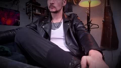 Snapshot of dl_raven chatting on December 21, 7:13 am Silverhand online show from December 21, 7:13 am