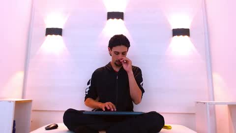 Dominic online show from November 9, 4:05 am