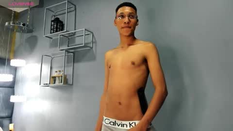 Snapshot of domminick18 chatting on October 6, 1:21 am Domminick18 online show from October 6, 1:21 am
