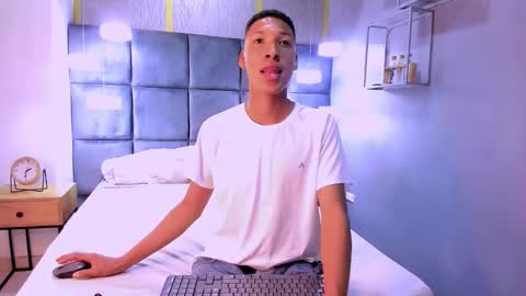 Domminick18 online show from November 1, 7:40 pm