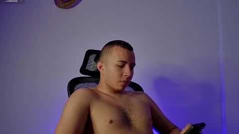 Snapshot of donathoo chatting on December 18, 3:22 pm Donat Independent Model online show from December 18, 3:22 pm