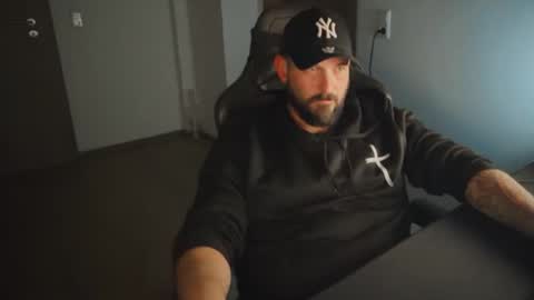 donchriiis online show from February 3, 1:25 am