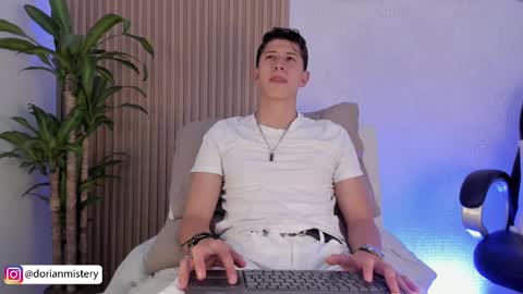 Snapshot of dorian_mystery chatting on September 30, 1:01 am dorian_mystery online show from September 30, 1:01 am