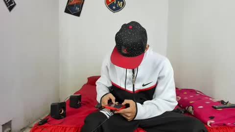 Snapshot of douglas_gallegos chatting on February 18, 2:05 am douglas_gallegos online show from February 18, 2:05 am