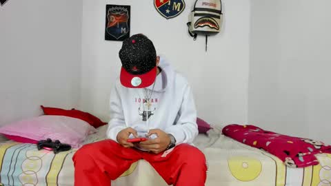 Snapshot of douglas_gallegos chatting on December 4, 2:20 am douglas_gallegos online show from December 4, 2:20 am