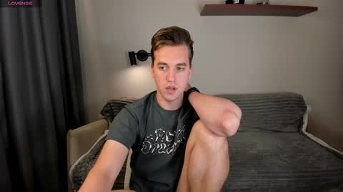 Snapshot of dr_your_dream chatting on October 16, 8:50 pm Mervin online show from October 16, 8:50 pm