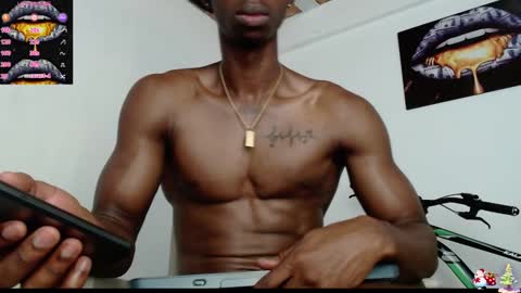 Snapshot of drake_brown_23 chatting on January 19, 8:18 am Drake 23 online show from January 19, 8:18 am