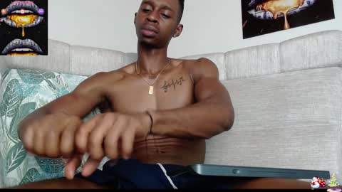 Snapshot of drake_brown_23 chatting on December 7, 6:43 am Drake 23 online show from December 7, 6:43 am