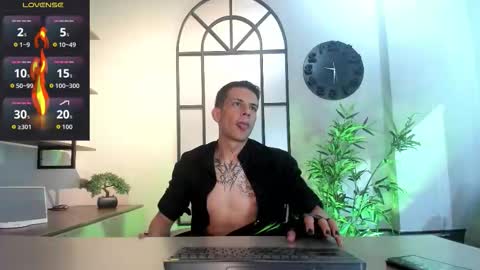 Snapshot of dustin_sonne chatting on October 13, 5:13 am Dustin Sonne online show from October 13, 5:13 am