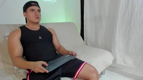 dwayne_esteven10 online show from March 18, 10:13 pm