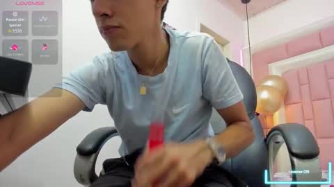 Snapshot of dyla_n18_ chatting on October 12, 11:43 pm dyla_n18_ online show from October 12, 11:43 pm