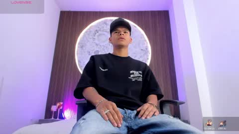 dylanroyce_ online show from April 20, 12:51 pm